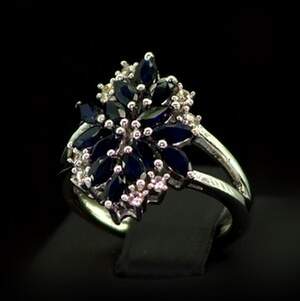 Серебряное кольцо 925 пробы 3,9 гр. с голубыми шри-ланкийскими Сапфирами класса АААА и топазами из США 1,75 карат Серебряное кольцо 925 пробы 3,9 гр. с голубыми шри-ланкийскими Сапфирами класса АААА и топазами из США 1,75 карат