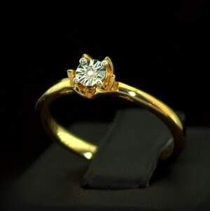 Серебряное кольцо 925 пробы 1,8 гр. с африканским Бриллиантом VVS1 0,01 карат Серебряное кольцо 925 пробы 1,8 гр. с африканским Бриллиантом VVS1 0,01 карат