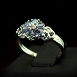 Серебряное кольцо 925 пробы 2,74 гр. с Танзанитами Маньяра 0,84 карат Серебряное кольцо 925 пробы 2,74 гр. с Танзанитами Маньяра 0,84 карат