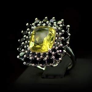Серебряное кольцо 925 пробы 6,05 гр. с золотистыми Кварцами и черной мадагаскарской Шпинелью 5,86 карат Серебряное кольцо 925 пробы 6,05 гр. с золотистыми Кварцами и черной мадагаскарской Шпинелью 5,86 карат