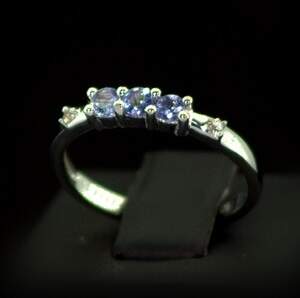 Серебряное кольцо 925 пробы 1,98 гр. с Танзанитами класса АААА и топазами из США 0,41 карат Серебряное кольцо 925 пробы 1,98 гр. с Танзанитами класса АААА и топазами из США 0,41 карат