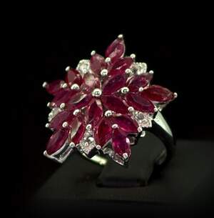 Серебряное кольцо 925 пробы 6,4 гр. с танзанийскими Рубинами класса АААА 6,58 карат Серебряное кольцо 925 пробы 6,4 гр. с танзанийскими Рубинами класса АААА 6,58 карат