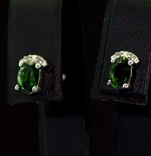 Серебряные серьги 925 пробы 1,55 гр. с Хромдиопсидами и африканскими Бриллиантами VVS1 1,13 карат Серебряные серьги 925 пробы 1,55 гр. с Хромдиопсидами и африканскими Бриллиантами VVS1 1,13 карат