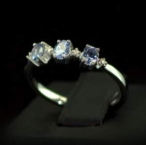 Серебряное кольцо 925 пробы 1,67 гр. с Танзанитами класса АААА и топазами из США 0,77 карат Серебряное кольцо 925 пробы 1,67 гр. с Танзанитами класса АААА и топазами из США 0,77 карат