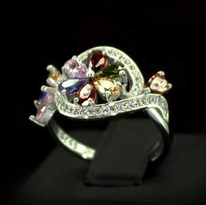 Серебряное кольцо 925 пробы 3,66 г с разноцветными цирконами 4,2 карат Серебряное кольцо 925 пробы 3,66 г с разноцветными цирконами 4,2 карат