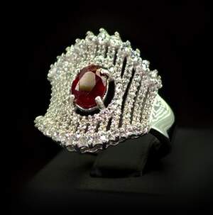 Серебряное кольцо 925 пробы 6,9 гр. с танзанийским Рубином класса АААА и топазами из США 2,79 карат Серебряное кольцо 925 пробы 6,9 гр. с танзанийским Рубином класса АААА и топазами из США 2,79 карат