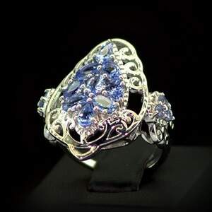 Серебряное кольцо 925 пробы 6,44 гр. с Танзанитом класса АААА 2,17 карат Серебряное кольцо 925 пробы 6,44 гр. с Танзанитом класса АААА 2,17 карат