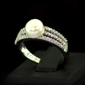 Серебряное кольцо 925 пробы 2,67 гр. с белой Жемчужиной и топазами из США 3,86 карат Серебряное кольцо 925 пробы 2,67 гр. с белой Жемчужиной и топазами из США 3,86 карат