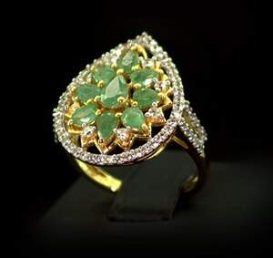 Серебряное кольцо 925 пробы 3,88 гр. с бразильским Изумрудом класса АААА и топазами из США 2,52 карат Серебряное кольцо 925 пробы 3,88 гр. с бразильским Изумрудом класса АААА и топазами из США 2,52 карат