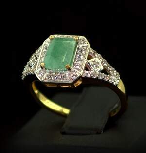 Серебряное кольцо 925 пробы 2,93 гр. с индийским Изумрудом класса АААА и топазами из США 2,09 карат Серебряное кольцо 925 пробы 2,93 гр. с индийским Изумрудом класса АААА и топазами из США 2,09 карат