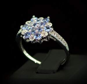 Серебряное кольцо 925 пробы 3,01 гр. с Танзанитом класса АААА и топазами из США 0,8 карат Серебряное кольцо 925 пробы 3,01 гр. с Танзанитом класса АААА и топазами из США 0,8 карат