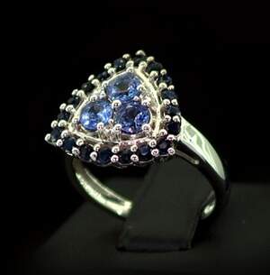 Серебряное кольцо 925 пробы 3,82 гр. с голубым шри-ланкийским Сапфиром класса АААА, танзанитами класса АААА и топазами из США 2,18 карат Серебряное кольцо 925 пробы 3,82 гр. с голубым шри-ланкийским Сапфиром класса АААА, танзанитами класса АААА и топазами из США 2,18 карат
