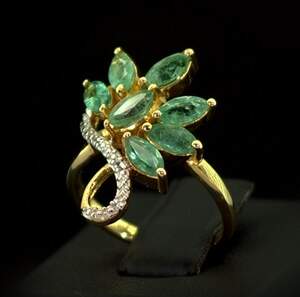 Серебряное кольцо 925 пробы 3,54 гр. с замбийским Изумрудом класса АААА та топазами из США 1,39 карат Серебряное кольцо 925 пробы 3,54 гр. с замбийским Изумрудом класса АААА та топазами из США 1,39 карат
