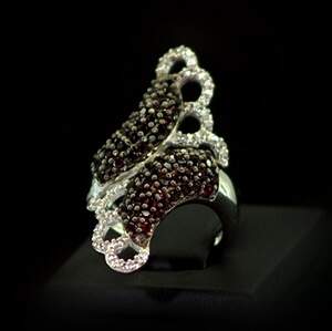 Серебряное кольцо 925 пробы 4,15 гр. с мозамбикским гранатом и топазами из США 1,83 карат Серебряное кольцо 925 пробы 4,15 гр. с мозамбикским гранатом и топазами из США 1,83 карат