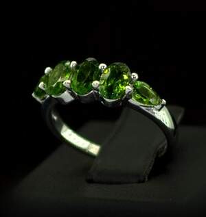 Серебряное кольцо 925 пробы 2,12 гр. с Хромдиопсидом 1,79 карат Серебряное кольцо 925 пробы 2,12 гр. с Хромдиопсидом 1,79 карат