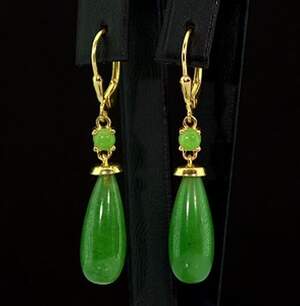 Срібні сережки 925 проби з позолотою 750 проби 5,53 г з зеленими Нефритами 18,59 карат Срібні сережки 925 проби з позолотою 750 проби 5,53 г з зеленими Нефритами 18,59 карат