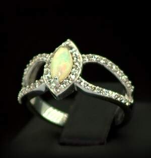 Серебряное кольцо 925 пробы 3,11 гр. с эфиопским Опалом класса АААА и топазами из США 1 карат Серебряное кольцо 925 пробы 3,11 гр. с эфиопским Опалом класса АААА и топазами из США 1 карат