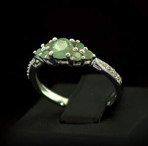 Серебряное кольцо 925 пробы 1,89 гр. с бразильским Изумрудом класса АААА и топазами из США 0,74 карат Серебряное кольцо 925 пробы 1,89 гр. с бразильским Изумрудом класса АААА и топазами из США 0,74 карат