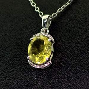 Серебряная подвеска 925 пробы 1,28 гр. с золотистым Кварцом и топазами из США 3,21 карат Серебряная подвеска 925 пробы 1,28 гр. с золотистым Кварцом и топазами из США 3,21 карат