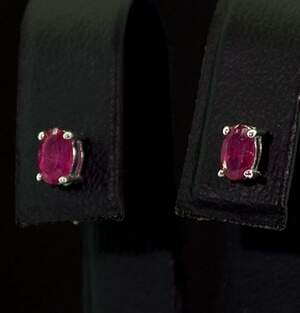 Серебряные серьги 925 пробы 0,72 гр. с тайскими Рубинами класса АААА 0,72 карат Серебряные серьги 925 пробы 0,72 гр. с тайскими Рубинами класса АААА 0,72 карат