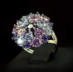 Серебряное кольцо 925 пробы с позолотой 375 пробы 5,97 г с розовыми та фиолетовыми Фианитами 8,95 карат Серебряное кольцо 925 пробы с позолотой 375 пробы 5,97 г с розовыми та фиолетовыми Фианитами 8,95 карат