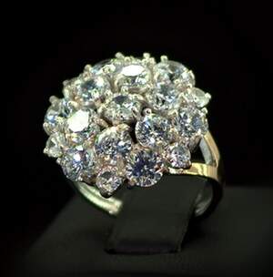 Серебряное кольцо 925 пробы с позолотой 375 пробы 5,93 г с белыми Фианитами 8,95 карат Серебряное кольцо 925 пробы с позолотой 375 пробы 5,93 г с белыми Фианитами 8,95 карат