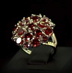 Серебряное кольцо 925 пробы с позолотой 375 пробы 5,81 г с красными Фианитами 8,95 карат Серебряное кольцо 925 пробы с позолотой 375 пробы 5,81 г с красными Фианитами 8,95 карат