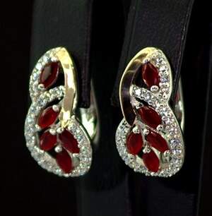Серебряные серьги 925 пробы с позолотой 375 пробы 5,6 г с белыми та красными Фианитами 3,9 карат Серебряные серьги 925 пробы с позолотой 375 пробы 5,6 г с белыми та красными Фианитами 3,9 карат