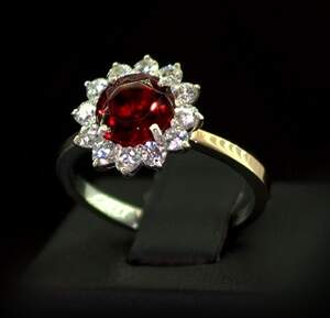 Серебряное кольцо 925 пробы с позолотой 375 пробы 4,38 г с красным та белыми Фианитами 5 карат Серебряное кольцо 925 пробы с позолотой 375 пробы 4,38 г с красным та белыми Фианитами 5 карат