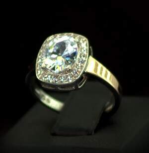 Серебряное кольцо 925 пробы с позолотой 375 пробы 3,6 г с белыми Фианитами 3,35 карат Серебряное кольцо 925 пробы с позолотой 375 пробы 3,6 г с белыми Фианитами 3,35 карат