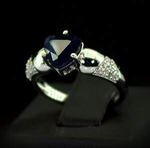 Серебряное кольцо 925 пробы 3,51 г со шри-ланкийским Сапфіром класса АААА и цирконами 2,24 карат Серебряное кольцо 925 пробы 3,51 г со шри-ланкийским Сапфіром класса АААА и цирконами 2,24 карат