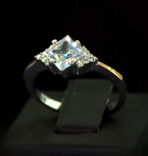 Серебряное кольцо 925 пробы с позолотой 375 пробы 3,06 г с белыми Фианитами 2 карат Серебряное кольцо 925 пробы с позолотой 375 пробы 3,06 г с белыми Фианитами 2 карат