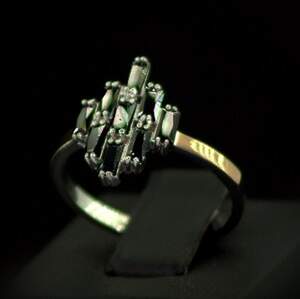 Серебряное кольцо 925 пробы с позолотой 375 пробы 2,9 г с черными Фианитами 1,8 карат Серебряное кольцо 925 пробы с позолотой 375 пробы 2,9 г с черными Фианитами 1,8 карат