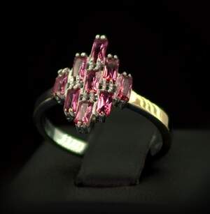 Серебряное кольцо 925 пробы с позолотой 375 пробы 2,61 г с розовыми Фианитами 1,8 карат Серебряное кольцо 925 пробы с позолотой 375 пробы 2,61 г с розовыми Фианитами 1,8 карат