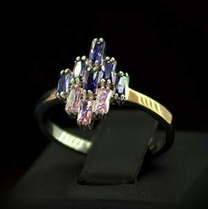 Серебряное кольцо 925 пробы с позолотой 375 пробы 2,99 г с фиолетовыми та розовыми Фианитами 1,8 карат Серебряное кольцо 925 пробы с позолотой 375 пробы 2,99 г с фиолетовыми та розовыми Фианитами 1,8 карат