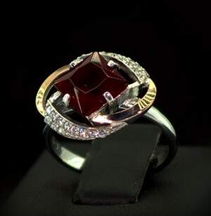 Серебряное кольцо 925 пробы с позолотой 375 пробы 3,6 г с красным та белыми Фианитами 3,15 карат Серебряное кольцо 925 пробы с позолотой 375 пробы 3,6 г с красным та белыми Фианитами 3,15 карат