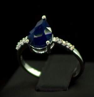 Серебряное кольцо 925 пробы 2,26 г со шри-ланкийским Сапфіром класса АААА и цирконами 2,36 карат Серебряное кольцо 925 пробы 2,26 г со шри-ланкийским Сапфіром класса АААА и цирконами 2,36 карат