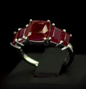 Серебряное кольцо 925 пробы 3,75 г с африканскими Роял Рубінами класса АААА 6,05 карат Серебряное кольцо 925 пробы 3,75 г с африканскими Роял Рубінами класса АААА 6,05 карат