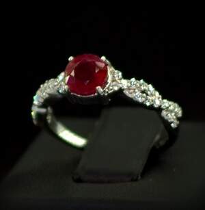 Серебряное кольцо 925 пробы 2,04 г с африканским Роял Рубіном класса АААА и цирконами 1,65 карат Серебряное кольцо 925 пробы 2,04 г с африканским Роял Рубіном класса АААА и цирконами 1,65 карат