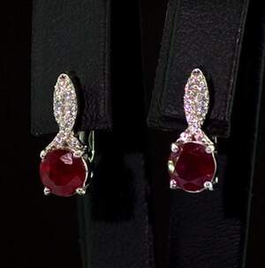 Серебряные серьги 925 пробы 3,09 г с африканскими Роял Рубінами АААА и цирконами 2,76 карат Серебряные серьги 925 пробы 3,09 г с африканскими Роял Рубінами АААА и цирконами 2,76 карат