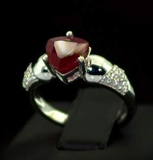 Серебряное кольцо 925 пробы 3,88 г с африканским Роял Рубіном класса АААА и цирконами 2,73 карат Серебряное кольцо 925 пробы 3,88 г с африканским Роял Рубіном класса АААА и цирконами 2,73 карат