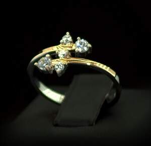 Серебряное кольцо 925 пробы с позолотой 375 пробы 1,96 г с белыми Фианитами 0,55 карат Серебряное кольцо 925 пробы с позолотой 375 пробы 1,96 г с белыми Фианитами 0,55 карат