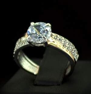 Серебряное кольцо 925 пробы с позолотой 375 пробы 3,6 г с белыми Фианитами 4,25 карат Серебряное кольцо 925 пробы с позолотой 375 пробы 3,6 г с белыми Фианитами 4,25 карат