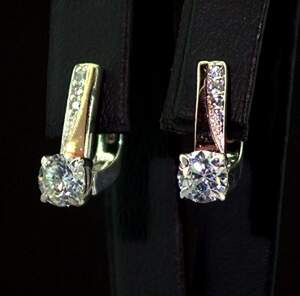 Серебряные серьги 925 пробы с позолотой 375 пробы 4,36 г с белыми Фианитами 4 карат Серебряные серьги 925 пробы с позолотой 375 пробы 4,36 г с белыми Фианитами 4 карат