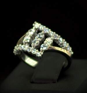 Серебряное кольцо 925 пробы с позолотой 375 пробы 3 г с белыми Фианитами 1,5 карат Серебряное кольцо 925 пробы с позолотой 375 пробы 3 г с белыми Фианитами 1,5 карат