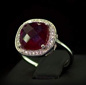 Серебряное кольцо 925 пробы 2,64 г с африканским Роял Рубіном класса АААА и цирконами 4,96 карат Серебряное кольцо 925 пробы 2,64 г с африканским Роял Рубіном класса АААА и цирконами 4,96 карат