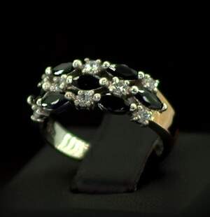 Серебряное кольцо 925 пробы с позолотой 375 пробы 3,15 г с черными та белыми Фианитами 2,25 карат Серебряное кольцо 925 пробы с позолотой 375 пробы 3,15 г с черными та белыми Фианитами 2,25 карат