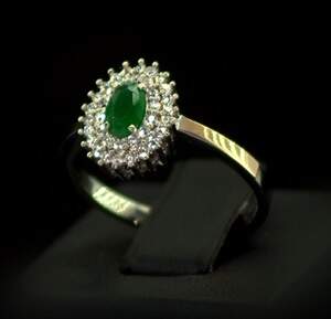 Серебряное кольцо 925 пробы с позолотой 375 пробы 2,6 г с зеленым та белыми Фианитами 2,55 карат Серебряное кольцо 925 пробы с позолотой 375 пробы 2,6 г с зеленым та белыми Фианитами 2,55 карат