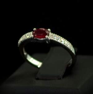 Срібна каблучка 925 проби 2 г з африканським Роял Рубіном класу АААА та цирконами 0,75 карат Срібна каблучка 925 проби 2 г з африканським Роял Рубіном класу АААА та цирконами 0,75 карат