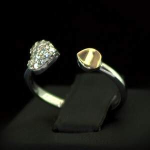 Срібна каблучка 925 проби з позолотою 375 проби 1,56 г з білими Фіанітами 0,25 карат Срібна каблучка 925 проби з позолотою 375 проби 1,56 г з білими Фіанітами 0,25 карат